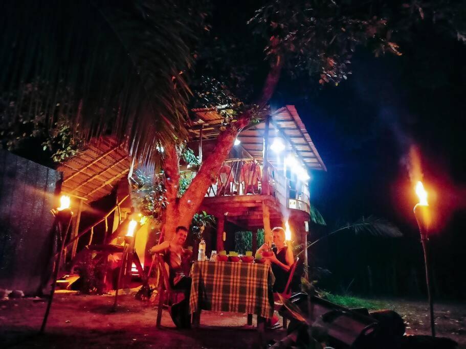 Experience The Comforts Of An Amazing Treehouse Сигирия Екстериор снимка