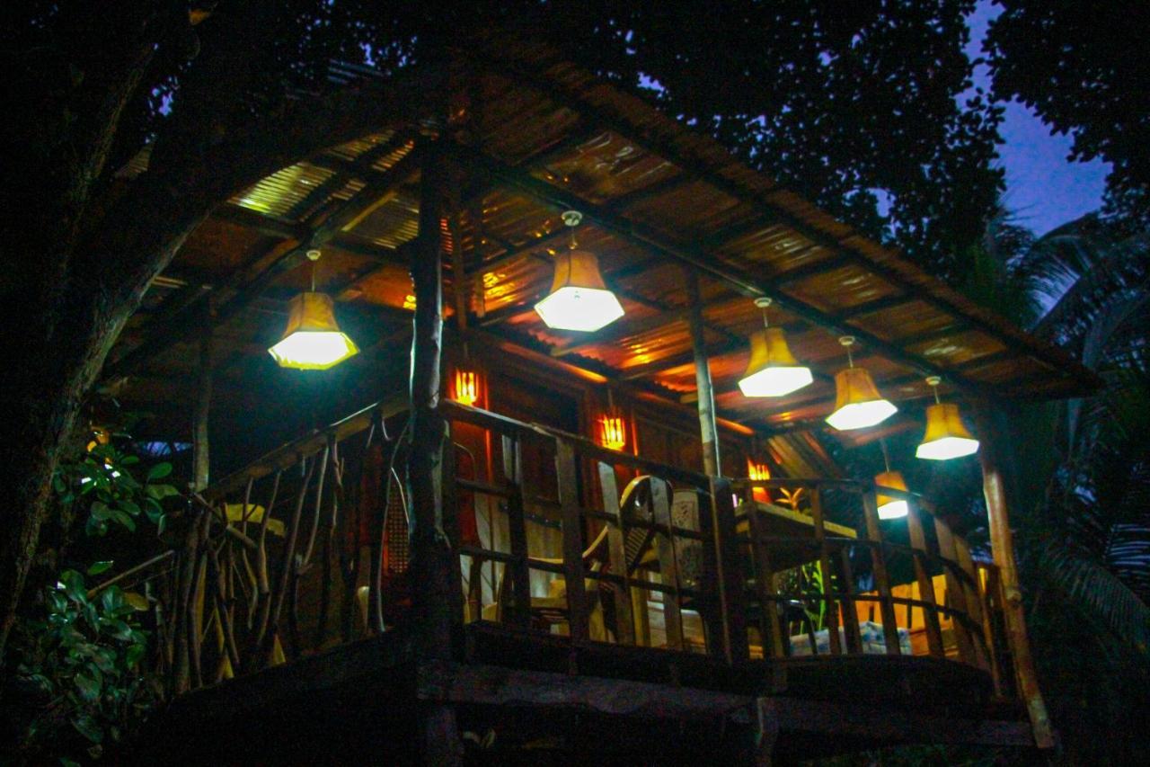 Experience The Comforts Of An Amazing Treehouse Сигирия Екстериор снимка