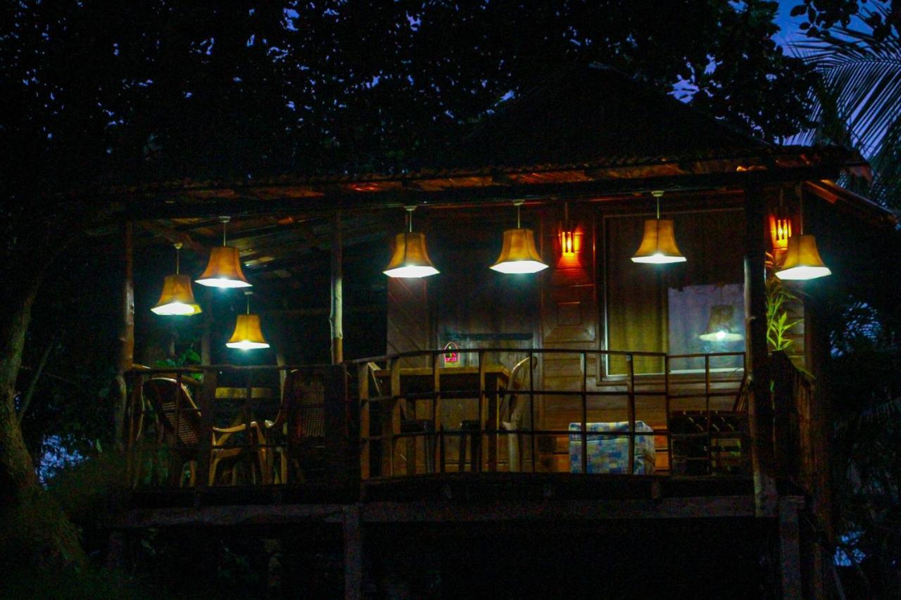 Experience The Comforts Of An Amazing Treehouse Сигирия Екстериор снимка